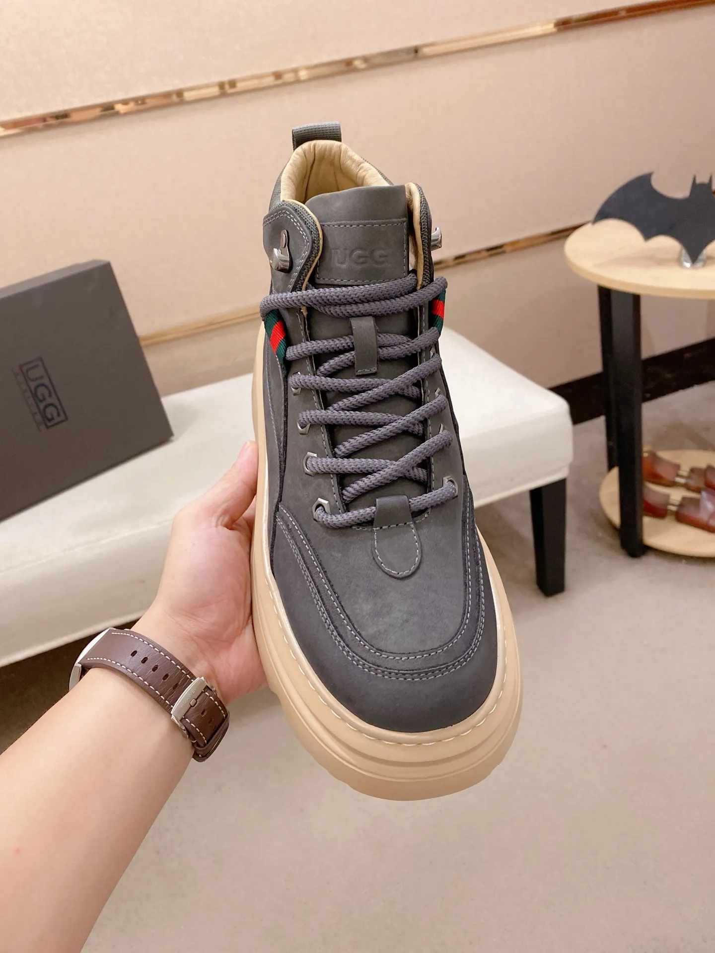 Factory price: 700💰New UGG fur-integrated men's simple and fashionable snow shoes. The most worth buying at the end of this year are warm casual shoes. Whether you are out and about at home, their comfortable and warm performance will be your most suitable fashion companion! The material is cowhide upper and imported wool is used inside. Two layers of cowhide for warmth and comfort! The eva+ rubber patch outsole is cushioned, non-slip and wear-resistant, and has good elasticity. It is light and wear-resistant, comfortable and soft, and the new simple cut is more fashionable. It has both practicality and fashion sense, so you no longer have to worry about how to match it in winter, while still maintaining your fashionable taste. High-quality genuine wool produced in Dongguan. The material depends on the details! Size: 39-40-41-42-43-44-45 sneaker size